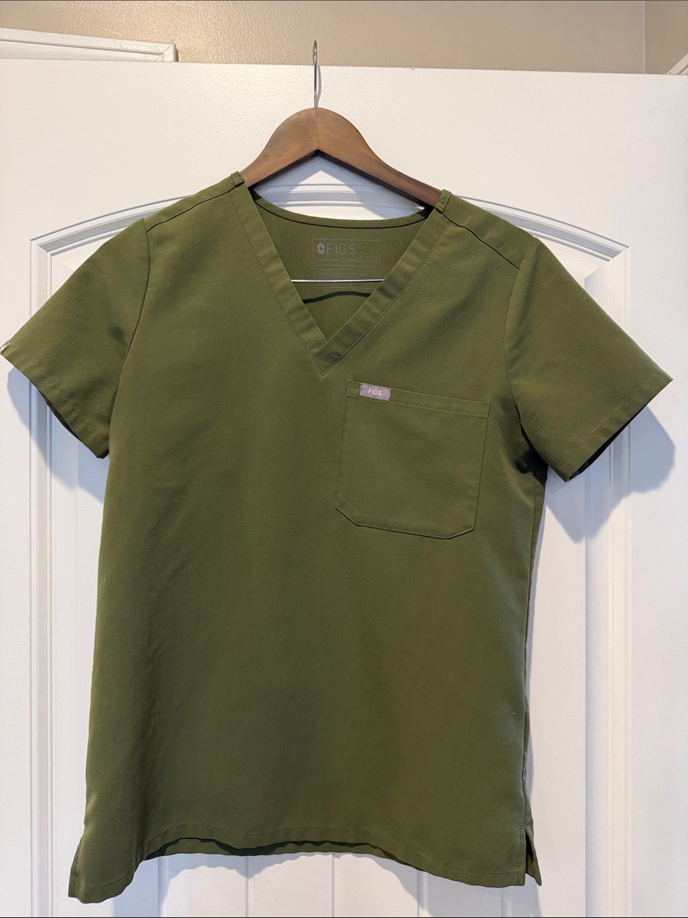 FIGS Women’s XS V-Neck Tee in Olive